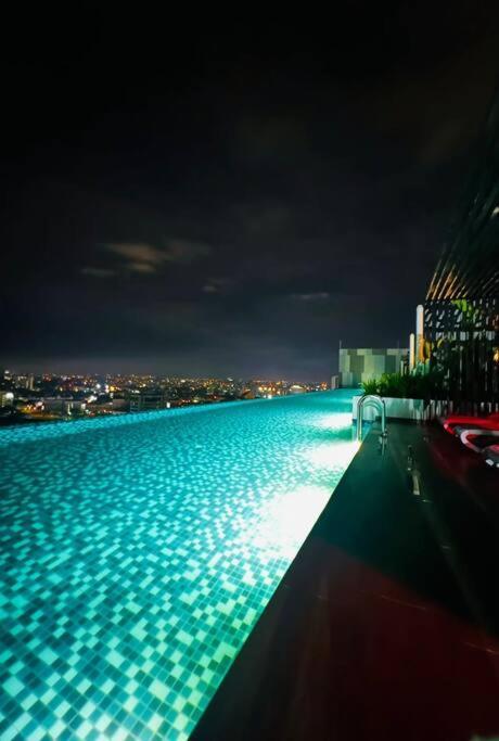 The Horizon Infinity Pool 17th Floor