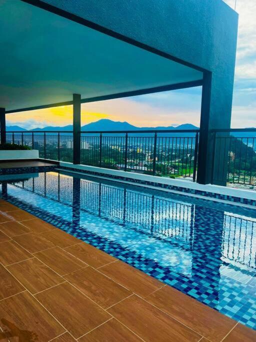 The Horizon Infinity Pool 17th Floor