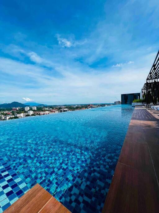The Horizon Infinity Pool 17th Floor Pangsapuri